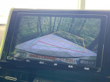 【バックカメラ】駐車時に後方がリアルタイム映像で確認できます。大型商業施設や立体駐車場での駐車時や、夜間のバック時に大活躍!運転スキルに関わらず、今や必須となった装備のひとつです!