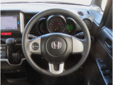 【ステアリング】握りやすい形状のステアリング。スレや大きな汚れもなく綺麗な状態です。