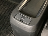 リアシート前のセンターコンソール部には、リア席用の充電可能なUSB端子が2個ついています。センターコンソールがトレイになるので、移動中の充電にも使えて便利です。