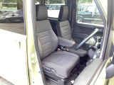運転席はゆったり座れるセパレートシートです。