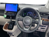 運転席まわりです。 各操作スイッチは使いやすい位置に配置されてます。