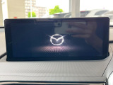 【メーカー純正ナビ】インテリアに溶け込むスタイリッシュな「専用設計」メーカーナビを装備♪視認性や操作性など基本性能にも優れ、より上質なカーライフをお楽しみいただけます。
