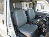 中古車販売における数多くの法令やルールを正しく理解し、遵守していることはもちろん、徹底した「お客様目線」での対応に関しての教育研修を修了しており、お客様へ安心と信頼の中古車選びのサポートをします。