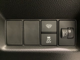 ハンドルの右側にはヘットライトリベライザーとVSA(ABS+TCS+横滑り抑制)の解除スイッチがついています。ヘッドライトリベライザーは道路状況や積荷の加重に応じてライトの高さを調節できます。