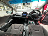 インパネ廻りの写真です。フロアーCVTですので、運転がしやすいです。社外メモリーナビ付きですので、ドライブやご旅行にとても便利です。