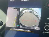 【フロント&サイドカメラ】ドライバーから見にくい死角部分を映像で確認できる前方と左側面にカメラを装着。見通しがきかない場所や住宅密集地などを運転することが多い人におすすめの安心装備です。