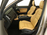 前席には8ウェイの電動調整機能、4ウェイの電動ランバーサポート、電動クッションエクステンションをはじめ、ベンチレーション機能やリラクゼーション機能も装備。ロングドライブでも快適にお過ごしいただけます。