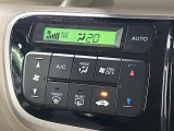 【オートエアコン】一度お好みの温度に設定すれば、車内の温度を検知し風量や温度を自動で調整。暑い&hellip;寒い&hellip;と何度もスイッチ操作をする必要はありません。快適な車内空間には必須の機能ですね♪