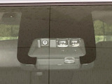 【プリクラッシュセーフティ】前方の車両等を検知し、衝突しそうな時は警報で注意を促し、ブレーキを踏む力をサポート。ブレーキを踏めなかった場合は衝突被害軽減ブレーキが作動、衝突回避をサポートします。