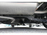 車両後方からの下回りです。マフラー防錆塗装や下回り防錆施工等も可能でございます