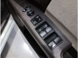 ドア内側、手の届きやすい位置にドアガラスの開閉スイッチ(パワーウインドウ)があります。運転席にはいたずら防止のためのロック付!