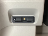ハンドルの左下にETCがついています。高速道路の料金所の通過も楽々です。 カードの取り出しもしやすい場所についています。