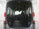 2列目シートと助手席を倒すことで、運転席以外のすべての空間がフラットな荷室となります。フラットな荷室になるので、脚立や絨毯などの長尺の荷物の積載にも対応しております。