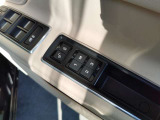 メモリー機能付フルパワーシート ドライバー3名までのシートポジション(ステアリング、ドアミラー含む)を記憶しておくことができます。