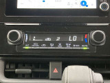 オートエアコンは温度を設定するだけで、自動で風量などを設定してくれます。運転しながら操作も必要ないので、安全性も向上します。