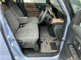 運転席まわりです。運転席からの視界が左右に広く隅々まではっきりと見渡せます!クルマの前端も把握しやすく安心して運転できます!