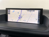 【10.3インチワイドディスプレイ】地図画面などをフルスクリーンで表示できるナビゲーションシステムです。地図と様々な情報の2画面表示でも見やすく、よく利用する機能がスムーズに操作できます。