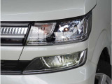 【LEDヘッドライト】悪天候や夜間走行時も良好な視界を確保し安心して運転できる高輝度LEDヘッドライトを装備。明るい上に点灯速度が早く消費電力も抑えられています。