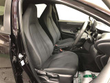 自然でストレスの少ない運転席を追求し、シート形状やシフトノブの配置にまでこだわっています。ドライビングポジションを低い位置に設定し、クルマと一体になれるような感覚で運転ができます。