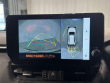 【パノラミックビューモニター】専用のカメラにより、上から見下ろしたような視点で360度車の周囲を確認することができます。