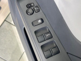 【電動格納ミラー】サイドミラーは電動格納式となっており、狭い駐車場でもキズがつくリスクを抑えられます。