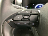 運転中、オーディオの操作をしてて、ハッとしたことはありませんか?ステアリングスイッチは、運転中でもハンドルでオーディオの操作が可能です。安全なドライブをサポートします。