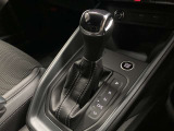 Audiのシフトレバーは、その車のトランスミッションに合わせて異なるデザインと機能を持っており、運転の楽しさと快適さを追求しています。