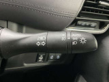 【オートライト】車のセンサーが周囲の明るさを感知し、自動でヘッドライトを点灯・消灯する機能です。この機能は夕暮れ時の交通事故が多い時間帯の安全性を高めてくれます。