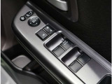 ドア内側、手の届きやすい位置にドアガラスの開閉スイッチ(パワーウインドウ)があります。運転席にはいたずら防止のためのロック付!【AUTO】の書いてあるスイッチはワンタッチで全開全閉ができますよ!