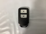 スマートキーを装備しています。鍵を差し込むことなくドアロックの開け閉めと、スタートボタン操作でのエンジンスタートができます。