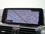 【純正ナビゲーション】BMWのナビゲーションは操作性も良く、詳細な地図情報と交通状況を見やすく表示し、快適なドライビングをサポートしながら目的地までナビゲートします。