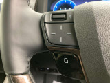 運転中、オーディオの操作をしてて、ハッとしたことはありませんか?ステアリングスイッチは、運転中でもハンドルでオーディオの操作が可能です。安全なドライブをサポートします。