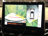 【パノラミックビューモニター】専用のカメラにより、上から見下ろしたような視点で360度クルマの周囲を確認することができます☆死角部分も確認しやすく、狭い場所での切り返しや駐車もスムーズに行えます。