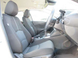 正しい姿勢で運転できるように体幹の腰部をしっかりささえるようデザインされているシートです。素材、シート形状を研究することでフィット感を高めつつ、優れた快適性を実現しています。