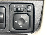 【電動格納ミラー】サイドミラーは電動格納式となっており、狭い駐車場でもキズがつくリスクを抑えられます。
