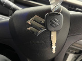 【キーレス】少し離れた場所からでもボタン一つでドアの開錠・施錠ができるのでとっても便利!ドアの鍵穴周りに傷をつけることもありません♪