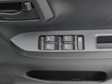 運転席側には 集中スイッチ(全ドアを操作するスイッチ) があり、運転席から乗員全員分の窓をコントロールできます。