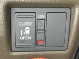 左側電動スライドドアは運転席からでも操作ができるように、ハンドル付近に開閉の操作スイッチが付いています。