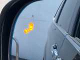 【ブラインドスポットインフォメーション】走行中、ドアミラーの死角になりやすい箇所に後続車が接近するとサイドミラー付近に警告を表示、ドライバーに注意喚起をしてくれます。