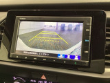 リバースギアに入れるだけで後方の表示へ切り替わります。夜間や雨の日の駐車も楽になりますよ。