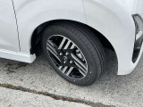 純正アルミホイール155/65R14で足元をスタイリッシュに演出します