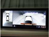 パノラミックビューモニター。車両を上から見たような映像を表示。運転席から目視しにくい車両周囲の状況をリアルタイムで確認できます。