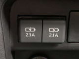 2.1A充電がついています。