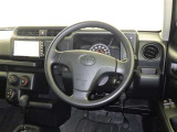 運転席まわりです。 各操作スイッチは使いやすい位置に配置されてます。