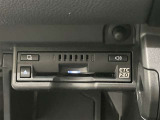 高速道路で便利な【ETC2.0】を装備しています。光ビーコン搭載で渋滞情報などナビゲーションと連動することで機能も充実いたします。他、観光施設に立ち寄るための高速料金割引サービス等もございます。
