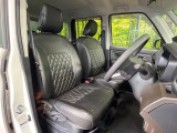 運転席まわりには十分なスペースがあり、大柄な方でもゆったり運転していただける環境です。