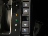 【電動パーキングブレーキ】パーキングブレーキは便利な電動式!ボタン一つで操作でき、アクセルを踏めば自動で解除されます♪レバーやペダルが無いので運転席廻りもすっきりしますね♪