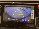 リバースギアに入れるだけで後方の表示へ切り替わります。夜間や雨の日の駐車も楽になりますよ。