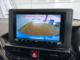 リバースギアに入れるだけで後方の表示へ切り替わります。夜間や雨の日の駐車も楽になりますよ。