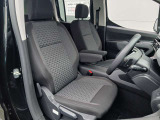 長時間の運転にも疲れにくいしっかりとしたシートになります。